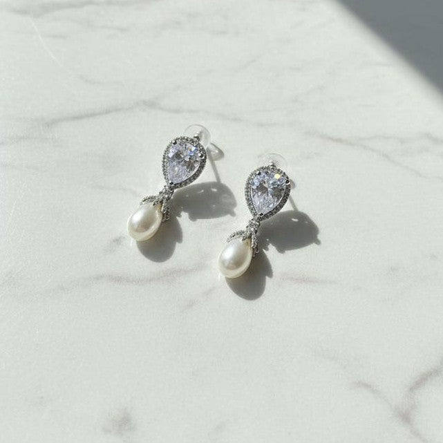 Classic pearl earrings